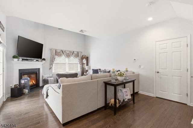 2 Bluffs Ct, Hamburg Boro, NJ 07419