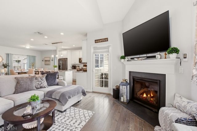 2 Bluffs Ct, Hamburg Boro, NJ 07419