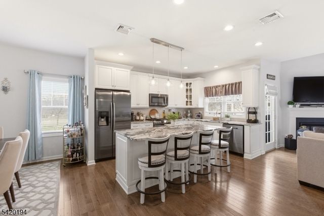 2 Bluffs Ct, Hamburg Boro, NJ 07419