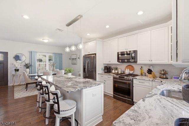 2 Bluffs Ct, Hamburg Boro, NJ 07419