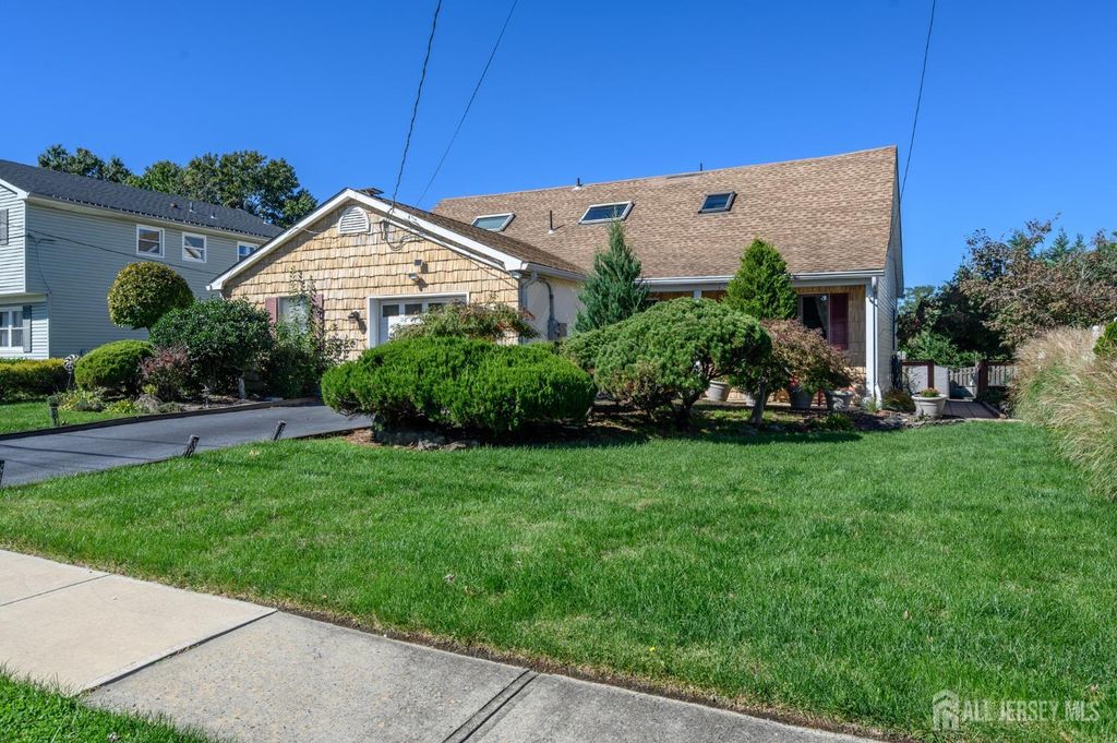15 Carlow Way, Hazlet, NJ 07730
