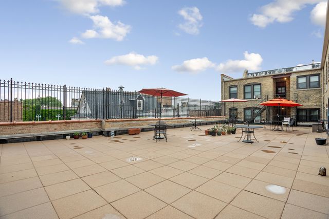 2352 N Spaulding Avenue 303, Chicago, IL 60647