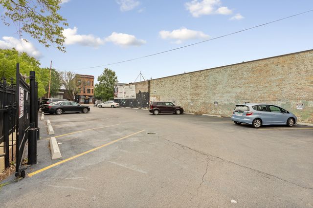 2352 N Spaulding Avenue 303, Chicago, IL 60647