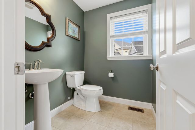 9 Comanche Cir 11, Haverhill, MA 01835