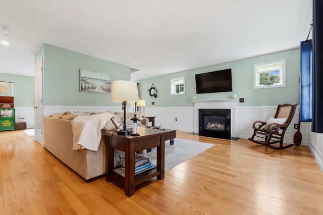 9 Comanche Cir 11, Haverhill, MA 01835