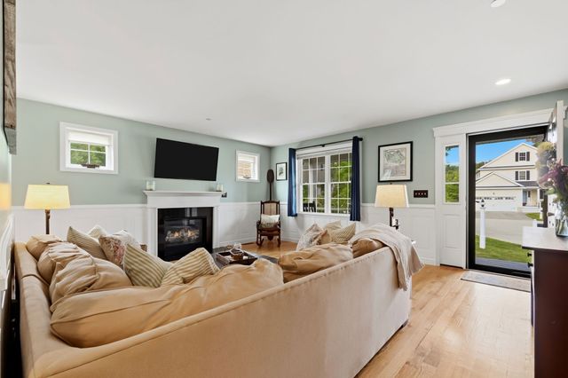 9 Comanche Cir 11, Haverhill, MA 01835