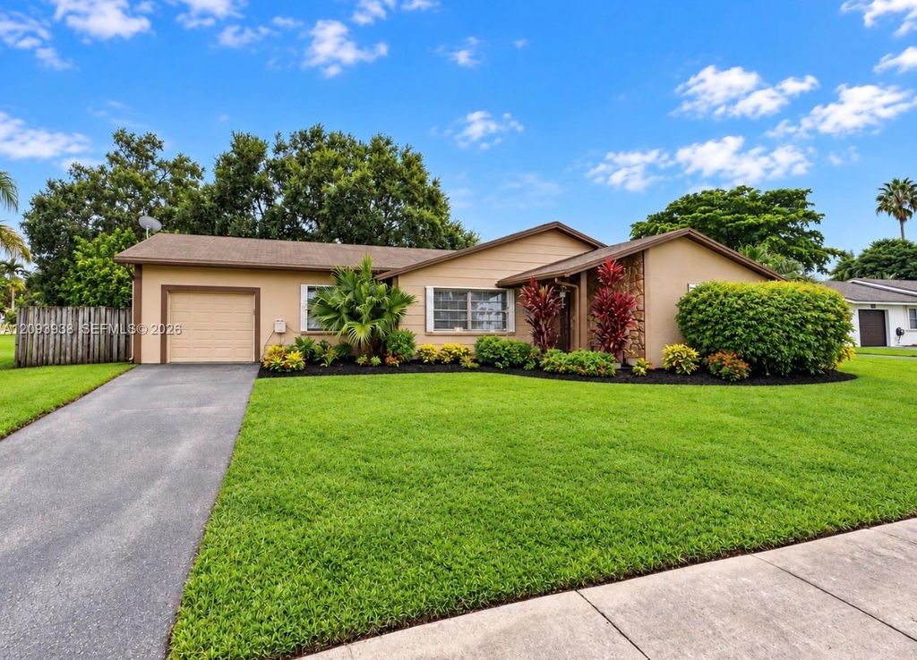 908 Cardinal Place, Homestead, FL 33035