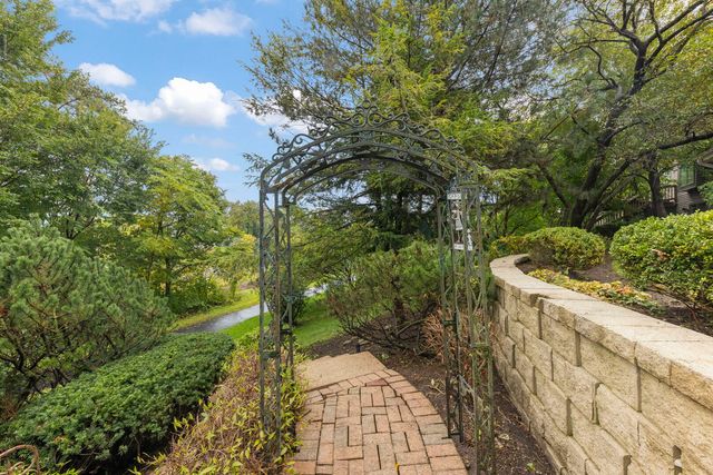 2256 Ridgewood Road, Lisle, IL 60532