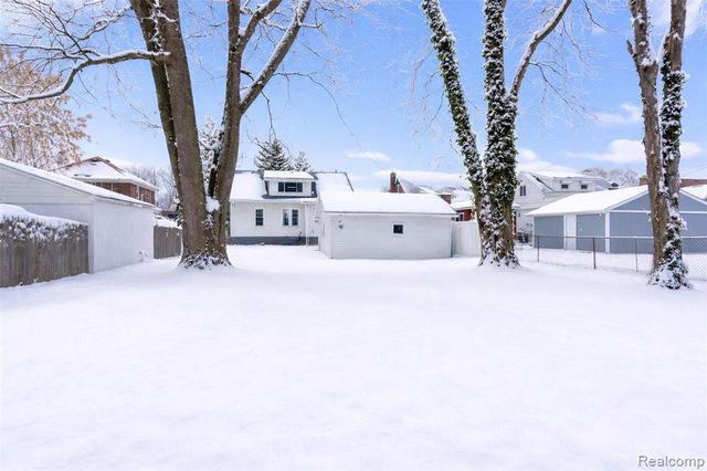 22799 Oakwood Avenue, Eastpointe, MI 48021