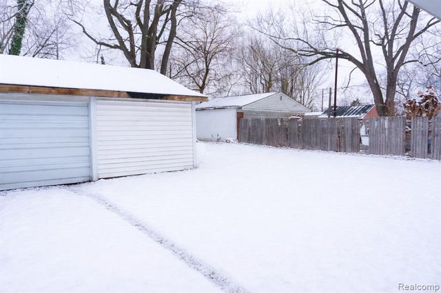 22799 Oakwood Avenue, Eastpointe, MI 48021