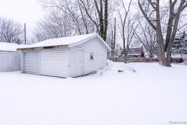 22799 Oakwood Avenue, Eastpointe, MI 48021