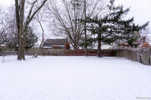 22799 Oakwood Avenue, Eastpointe, MI 48021