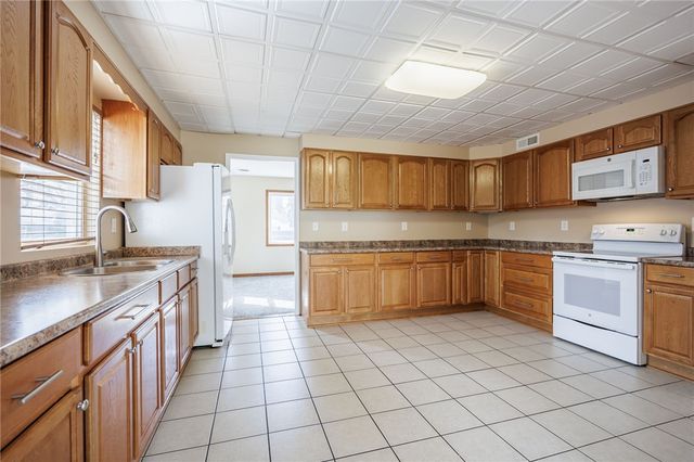 17 Beechcraft Dr, Gates, NY 14606