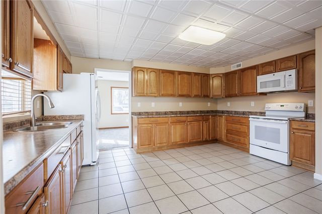 17 Beechcraft Dr, Gates, NY 14606