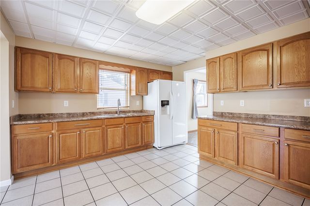 17 Beechcraft Dr, Gates, NY 14606