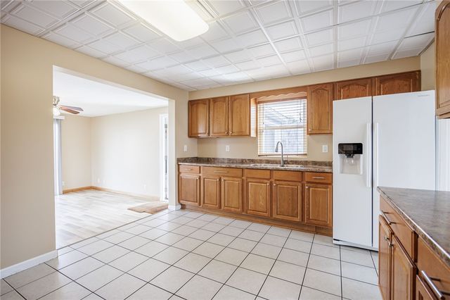 17 Beechcraft Dr, Gates, NY 14606