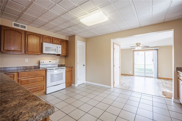 17 Beechcraft Dr, Gates, NY 14606