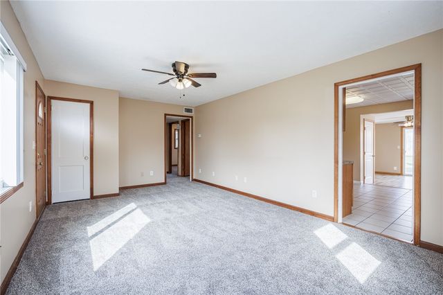 17 Beechcraft Dr, Gates, NY 14606