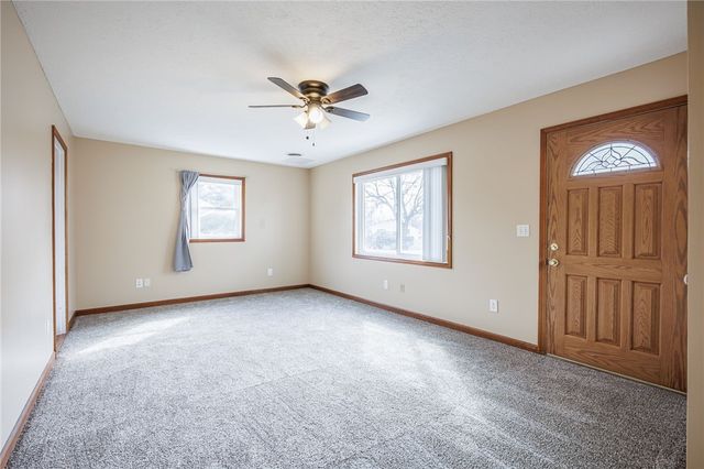 17 Beechcraft Dr, Gates, NY 14606