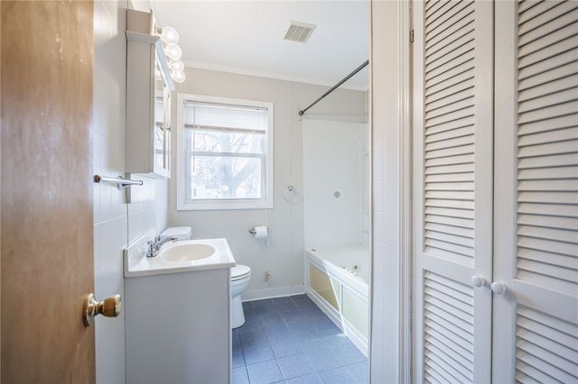 17 Beechcraft Dr, Gates, NY 14606