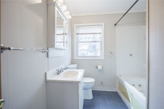 17 Beechcraft Dr, Gates, NY 14606