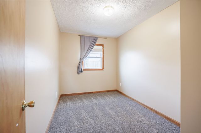 17 Beechcraft Dr, Gates, NY 14606