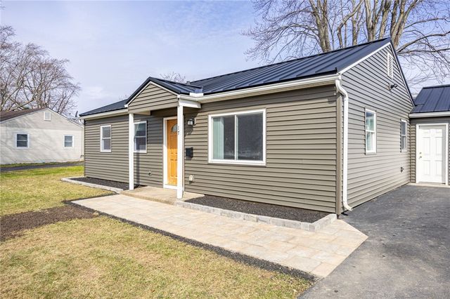 17 Beechcraft Dr, Gates, NY 14606