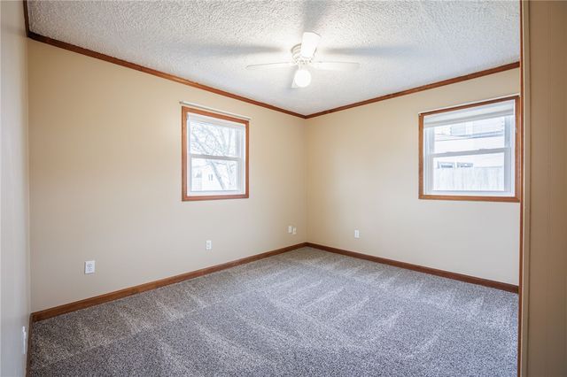 17 Beechcraft Dr, Gates, NY 14606