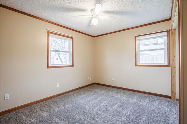 17 Beechcraft Dr, Gates, NY 14606