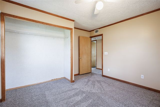 17 Beechcraft Dr, Gates, NY 14606