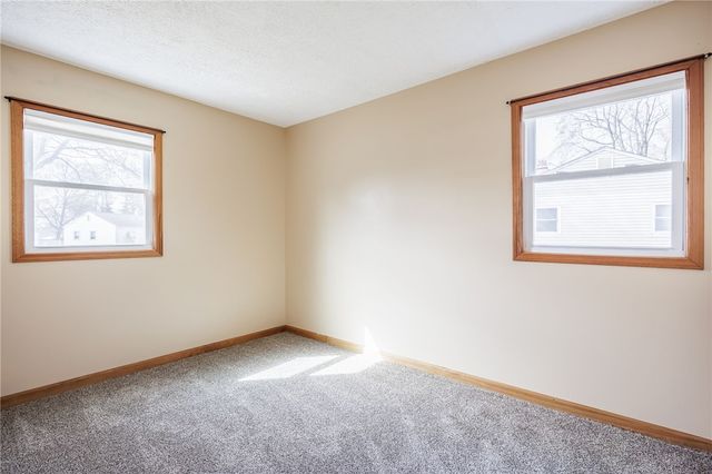 17 Beechcraft Dr, Gates, NY 14606