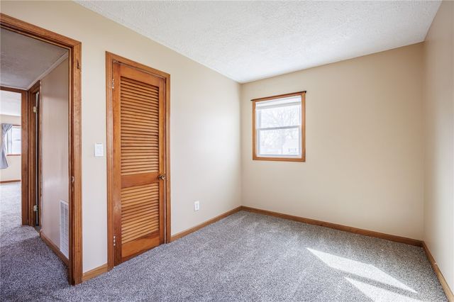 17 Beechcraft Dr, Gates, NY 14606