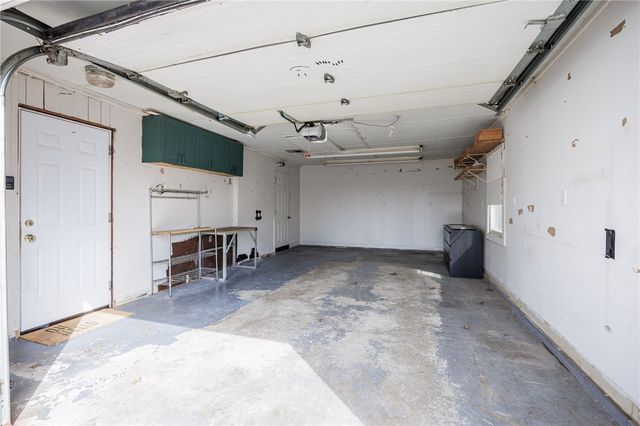 17 Beechcraft Dr, Gates, NY 14606