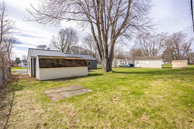 17 Beechcraft Dr, Gates, NY 14606