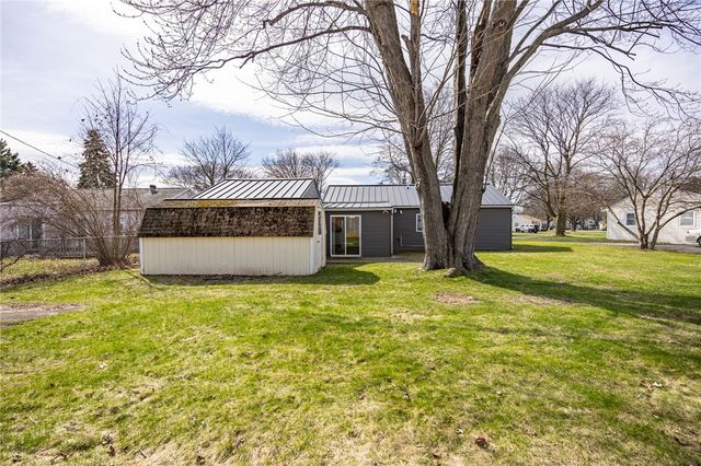 17 Beechcraft Dr, Gates, NY 14606