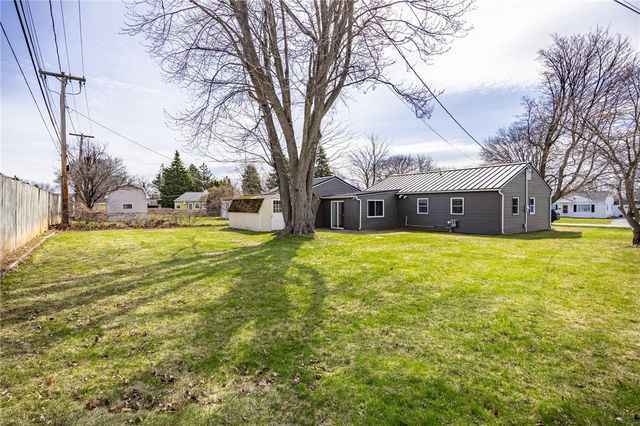 17 Beechcraft Dr, Gates, NY 14606