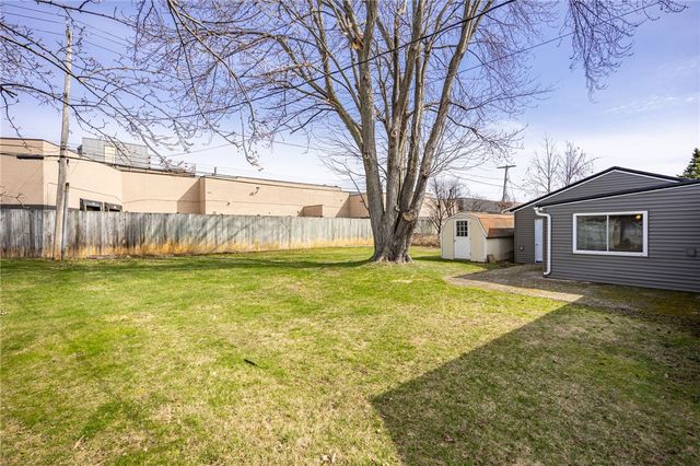 17 Beechcraft Dr, Gates, NY 14606