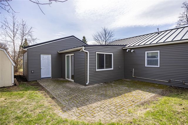 17 Beechcraft Dr, Gates, NY 14606