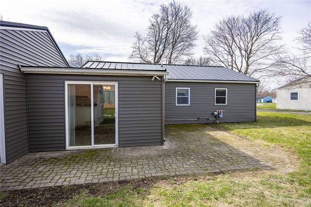 17 Beechcraft Dr, Gates, NY 14606