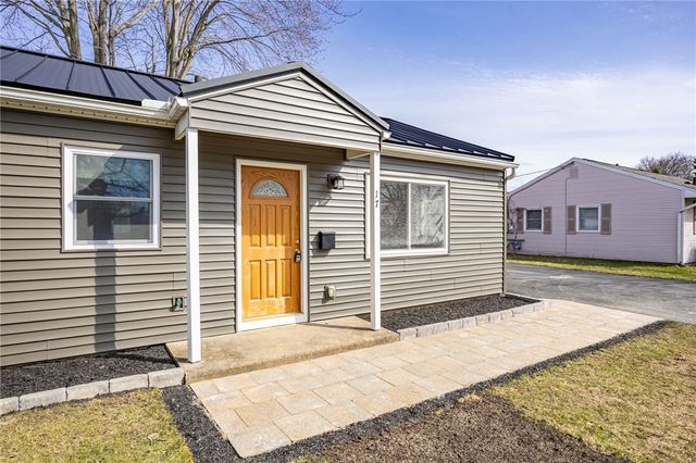 17 Beechcraft Dr, Gates, NY 14606