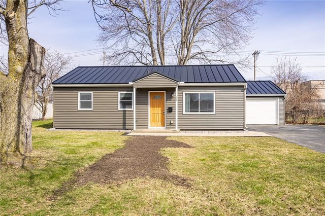 17 Beechcraft Dr, Gates, NY 14606