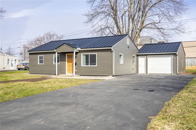 17 Beechcraft Dr, Gates, NY 14606