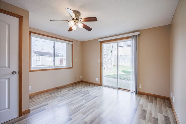 17 Beechcraft Dr, Gates, NY 14606