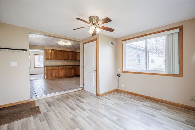 17 Beechcraft Dr, Gates, NY 14606