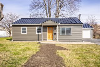 17 Beechcraft Dr, Gates, NY 14606