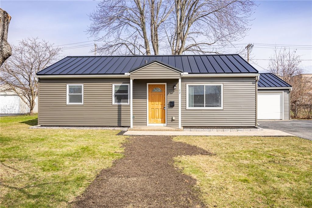 17 Beechcraft Dr, Gates, NY 14606