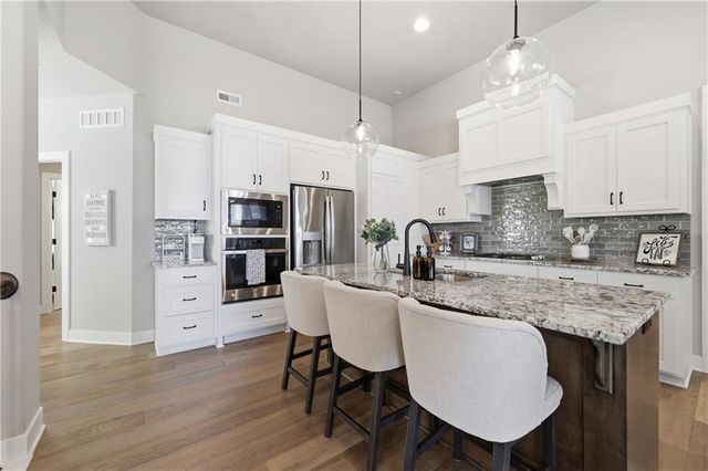 2617 SW Hook Farm Lane, Lee's Summit, MO 64082