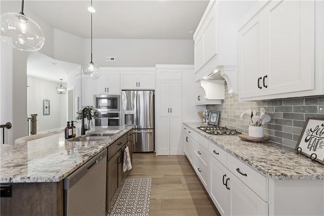 2617 SW Hook Farm Lane, Lee's Summit, MO 64082