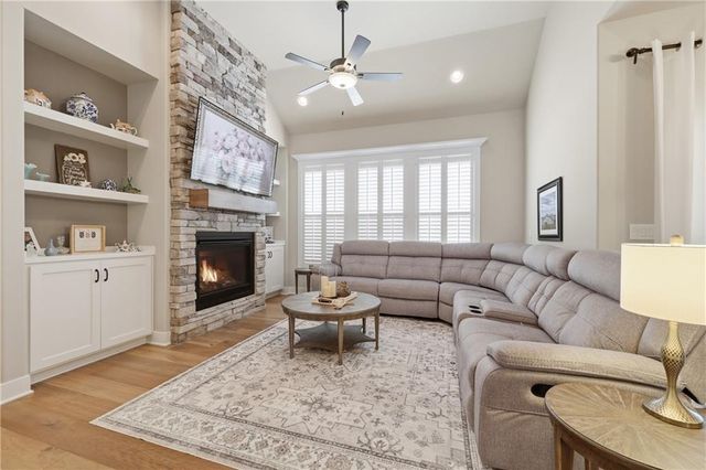 2617 SW Hook Farm Lane, Lee's Summit, MO 64082