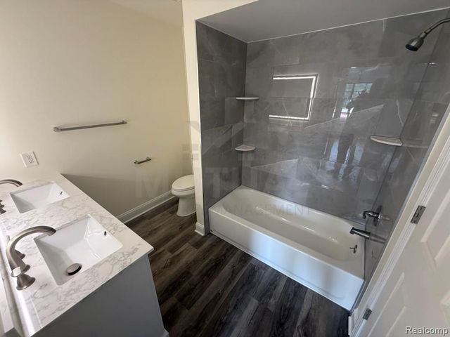 1560 Meadow Side Drive, Rochester Hills, MI 48307